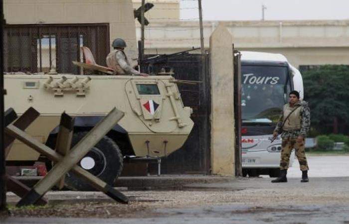 أخبار العالم : مقتل 7 عسكريين مصريين بتفجير آلية في سيناء