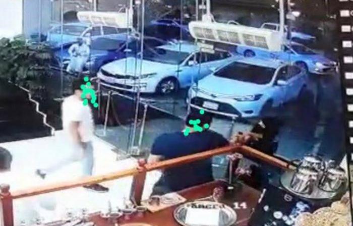 أخبار العالم : مصادر "سبق" تكشف كواليس القبض على شخص ضرب موظفة مطعم