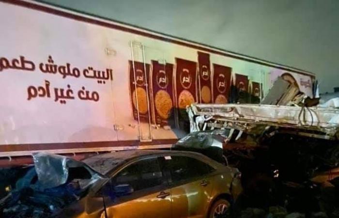 أخبار الحوادث : استخراج جثث ضحايا حادث الصف.. وشهود عيان: المقطورة دهست العربيات