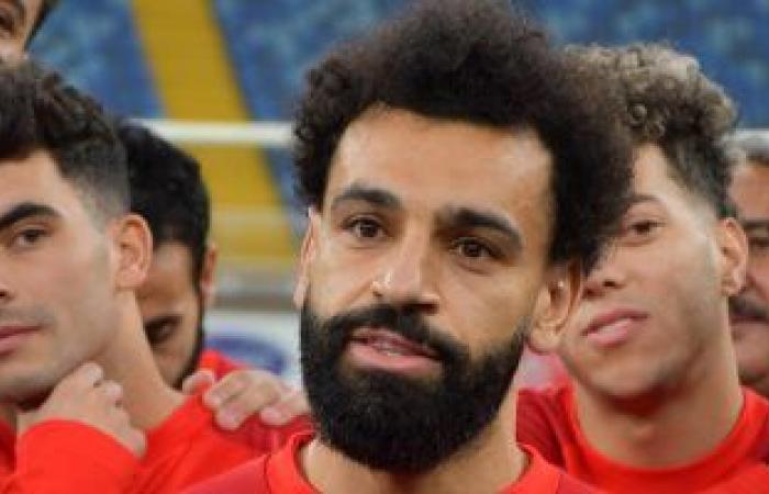 ثقافة : محمد صلاح يقرأ "الخروج عن النص" فى معسكر المنتخب وجدل على "إنستجرام"