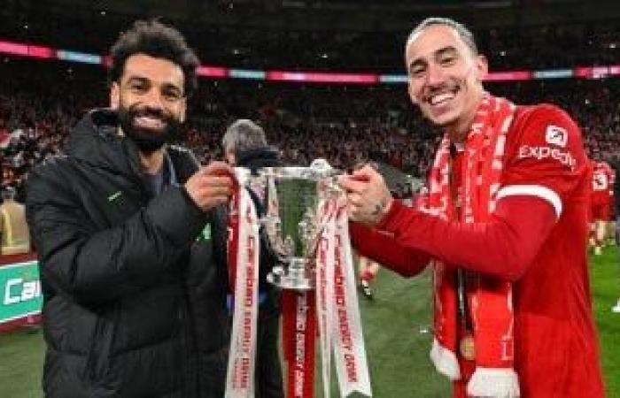 رياضة عالمية : محمد صلاح يشارك نجوم ليفربول الاحتفال بكأس الرابطة الإنجليزية.. صور