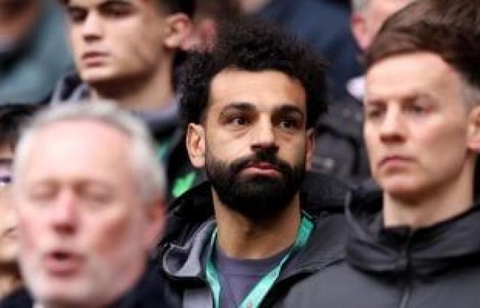 رياضة عالمية : محمد صلاح يتوج باللقب الثامن مع ليفربول ويحتفل بالكأس بدون ميدالية.. فيديو