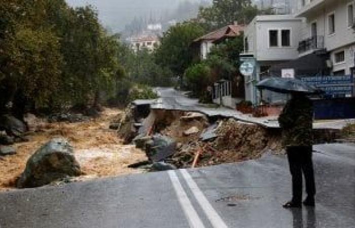 الأخبار العالمية : تضرر 16 منزلا في إعصار يضرب إندونيسيا.. والجيش والشرطة يصلحون الطرق