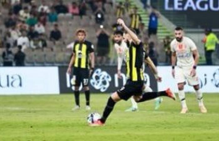 رياضة عالمية : الاتحاد يتفوق على الفيحاء 2 - 1 فى الشوط الأول وبنزيما يهدر ركلة جزاء.. فيديو