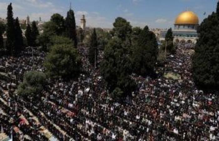 أخبار عربية : 120 ألفا يؤدون صلاة الجمعة الأخيرة من رمضان في المسجد الأقصى