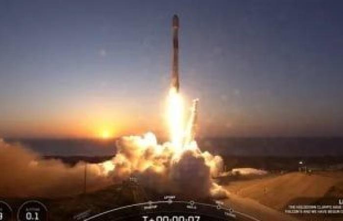 أخبار التكنولوجيا : SpaceX تطلق 21 قمرًا صناعيًا للإنترنت إلى المدار.. صور