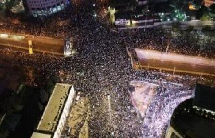 الأخبار العالمية : آلاف الإسرائيليين يتظاهرون فى القدس للمطالبة بصفقة لتبادل الرهائن فى غزة