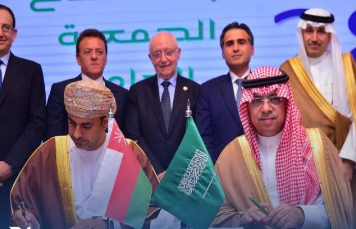 إقتصاد : السعودية وعُمان توقعان مسودة إطار عمل مشترك بمجال خدمات النقل الجوي بين البلدين