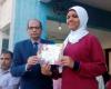 مصر : مدير إدارة أوسيم التعليمية يكرم الطالبة بسملة لفوزها فى مسابقة للفنون