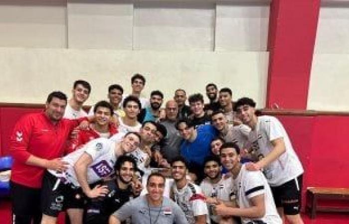 أخبار الرياضة : منتخب اليد يحتفل بعيد ميلاد طارق محروس قبل السفر إلى دورة الألعاب الأفريقية