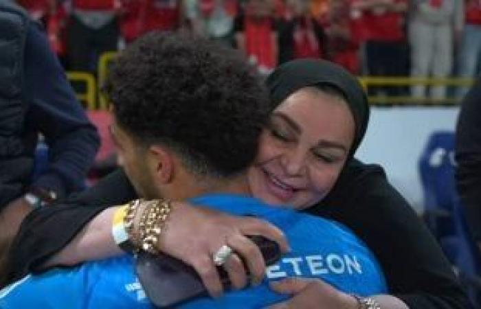 أخبار الرياضة : شاهد حضن مصطفى شوبير ووالدته بعد تتويج الأهلى ببطولة كأس مصر