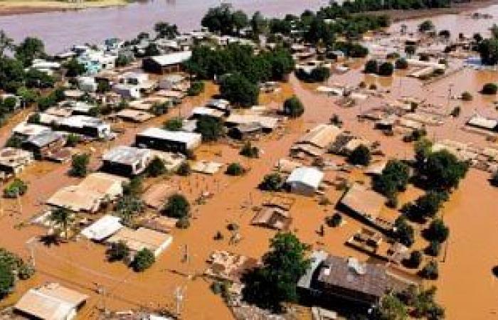 الأخبار العالمية : إجلاء أكثر من 70 ألف شخص فى إندونيسيا بسبب الفيضانات.. فيديو