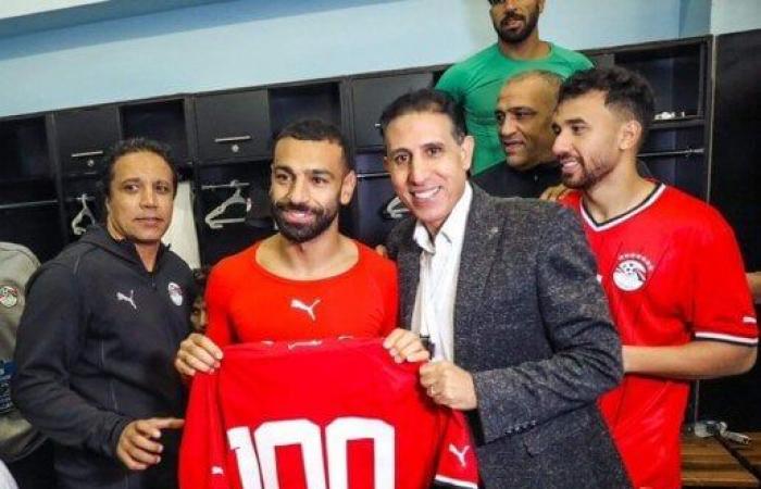 حسام حسن ولاعبو المنتخب يحتفلون بمئوية محمد صلاح «صور»