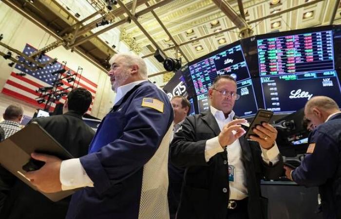 إقتصاد : تراجع "S&P 500" و"داو" يلامس مستوى قياسي جديد